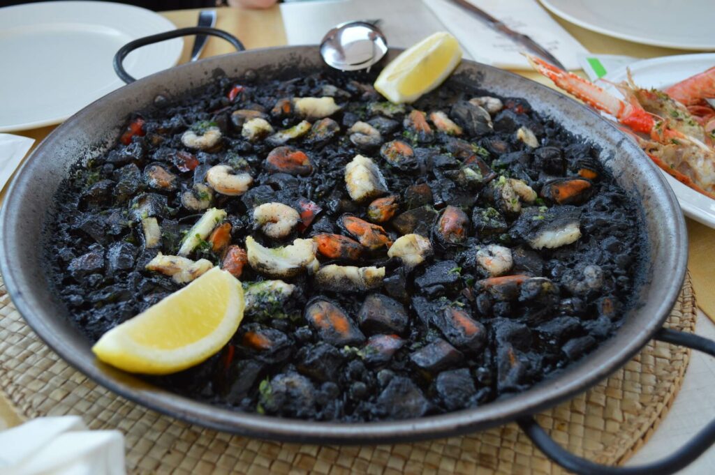 schwarze paella arroz negro